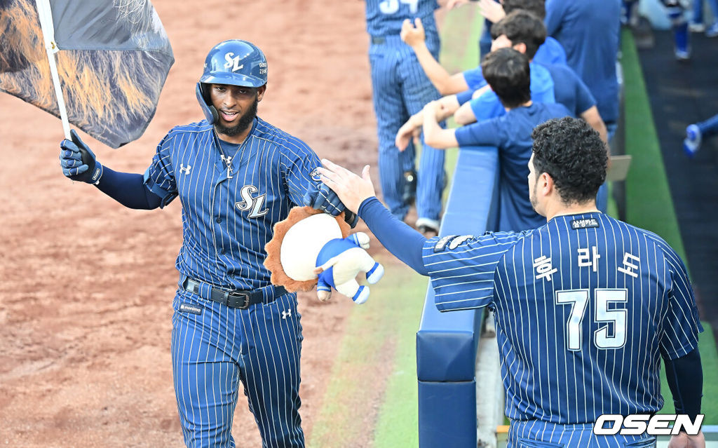 삼성 디아즈가 3회말 2사 2루 역전 우월 2점 홈런을 치고 후라도와 하이파이브를 하고 있다. 2025.07.20 / foto0307@osen.co.kr
