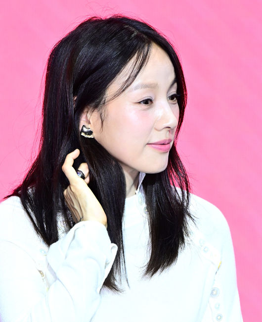 1일 오후 서울 광진구 자양동 풀만 앰버서더 서울 이스트폴에서 쿠팡플레이 예능 '저스트 메이크업' 제작발표회가 열렸다.<br /><br />'저스트 메이크업'은 대한민국을 넘어 세계적으로 K-뷰티를 대표하는 메이크업 아티스트들이 자신만의 색깔로 치열하게 맞붙는 초대형 메이크업 서바이벌으로 오는 10월 3일 첫 방송된다.<br /><br />가수 이효리가 간담회를 하고 있다. 2025.10.01 /jpnews@osen.co.kr