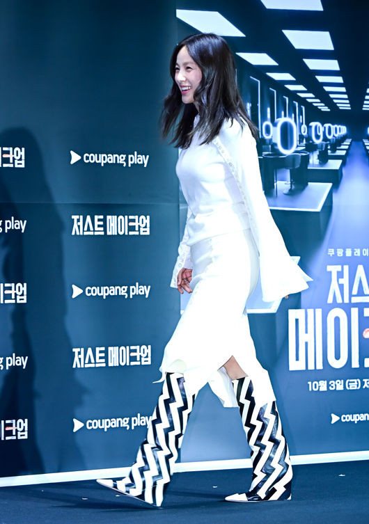 1일 오후 서울 광진구 자양동 풀만 앰버서더 서울 이스트폴에서 쿠팡플레이 예능 '저스트 메이크업' 제작발표회가 열렸다.<br /><br />'저스트 메이크업'은 대한민국을 넘어 세계적으로 K-뷰티를 대표하는 메이크업 아티스트들이 자신만의 색깔로 치열하게 맞붙는 초대형 메이크업 서바이벌으로 오는 10월 3일 첫 방송된다.<br /><br />가수 이효리가 포토타임을 하고 있다. 2025.10.01 /jpnews@osen.co.kr