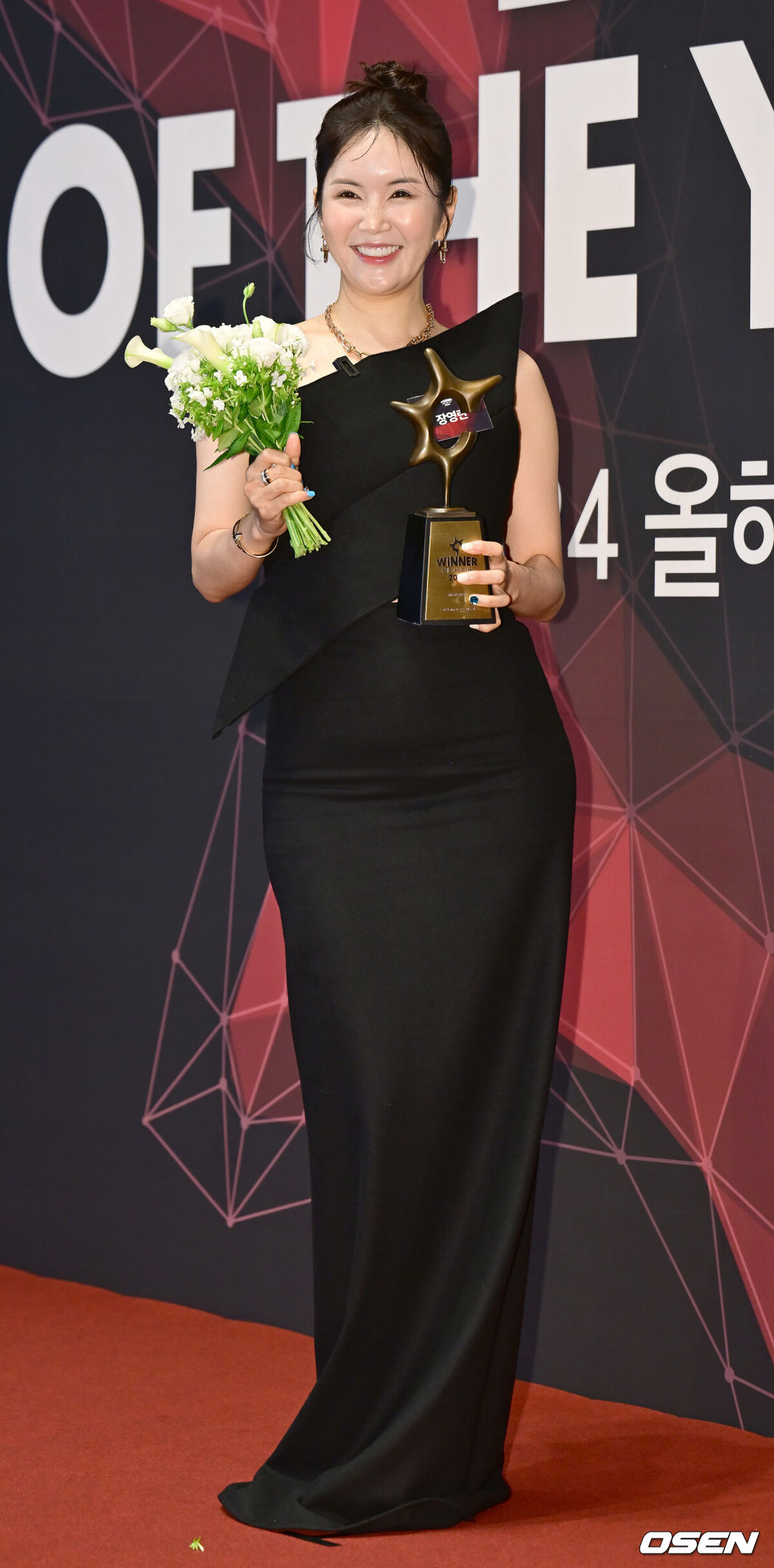 3일 오후 서울 중구 신라호텔 다이너스티홀에서 ‘2024 올해의 브랜드 대상' 포토월 행사가 열렸다.<br /><br />‘올해의 브랜드 대상’은 매년 대국민 소비자 투표를 통해 한 해를 빛낸 브랜드를 시상하는 국내 최대 규모의 브랜드어워드다. 한국소비자브랜드위원회가 주최하고 한국소비자포럼이 주관한다.<br /><br />방송인 장영란이 포즈를 취하고 있다. 2024.09.03 / ksl0919@osen.co.kr