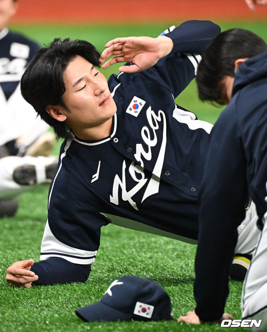 류지현 감독이 이끄는 야구 대표팀이 5일 고척스카이돔에서 훈련을 진행했다.대표팀은 오는 8일과 9일 고척스카이돔에서 열리는 2025 K-베이스볼 시리즈 체코 대표팀과의 2경기를 시작으로 15일과 16일 양일에 걸쳐 도쿄돔에서 일본 대표팀과 2경기를 치른다. 야구대표팀 곽빈이 몸을 풀고 있다. 2025.11.05 /cej@osen.co.kr