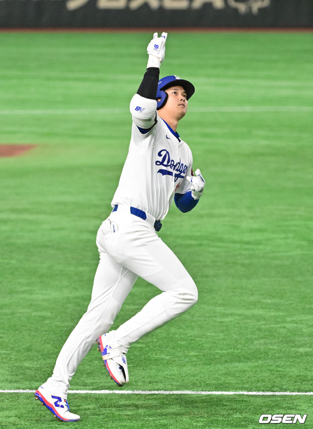 19일 오후 일본 도쿄돔에서 MLB 월드투어 도쿄 개막시리즈 2차전 시카고 컵스와 LA 다저스의 경기가 진행됐다이날 선발투수로 시카고컵스는 저스틴 스틸을, LA다저스는 사사키를 내세웠다. 5회초 1사 LA 다저스 오타니가 솔로홈런을 날린뒤 세리머니를 하고 있다.  2025.03.19 / soul1014@osen.co.kr