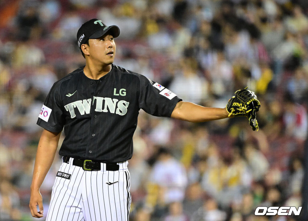 19일 오후 서울 잠실구장에서 ‘2025 신한 SOL Bank KBO리그’ LG 트윈스와 NC 다이노스의 경기가 열렸다. 7회초 2사 1,2루에서 LG 정우영이 교체되고 있다. 2025.06.19 /jpnews@osen.co.kr