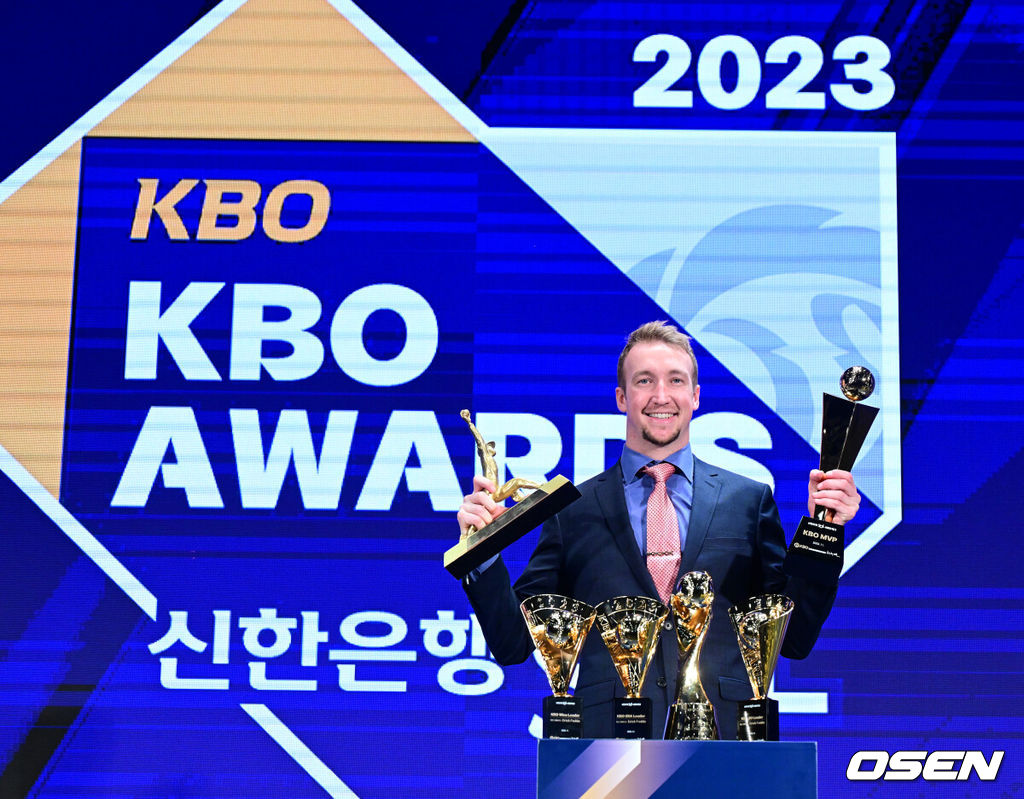 27일 오후 서울 중구 소공동 웨스틴조선호텔 그랜드볼룸에서 ‘2023 신한은행 SOL KBO 시상식’이 열렸다.이날 NC 다이노스 ‘에이스’ 노릇을 한 외국인 투수 에릭 페디가 2023년 KBO리그 MVP로 뽑혔다. 신인상에는 한화 문동주.MVP를 수상한 NC 페디가 트로피를 들고 포즈를 취하고 있다. 2023.11.27 / jpnews.osen.co.kr