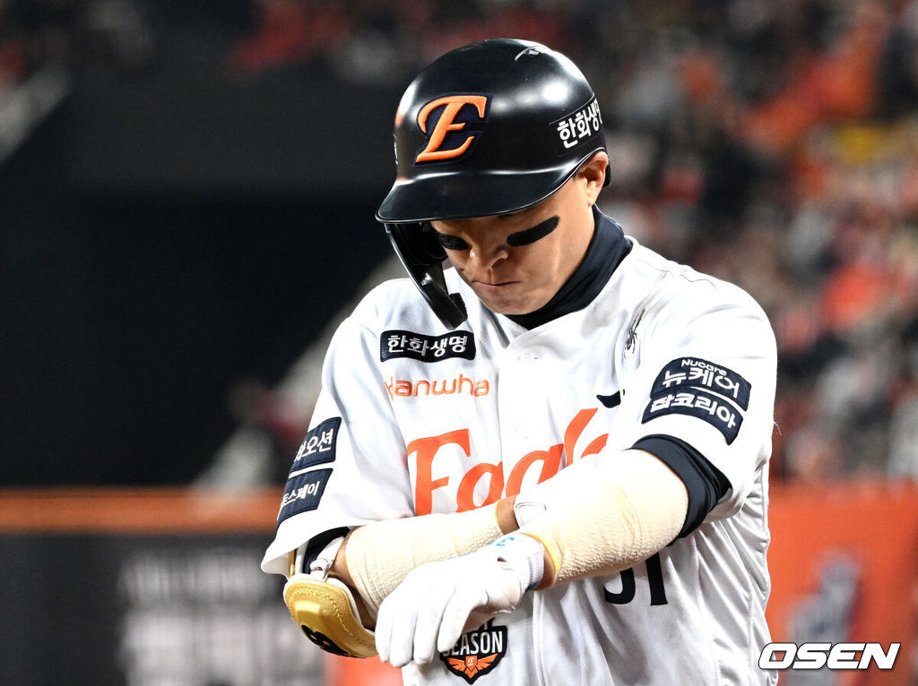 31일 대전 한화생명볼파크에서 2025 신한 SOL Bank KBO리그 포스트시즌 한국시리즈 5차전 한화 이글스와 LG 트윈스의 경기가 열렸다.이날 경기에 한화는 문동주를, LG는 톨허스트를 선발투수로 내세웠다. 8회말 1사 1루에서 한화 손아섭이 병살타로 물러나며 아쉬워하고 있다. 2025.10.31 /sunday@osen.co.kr