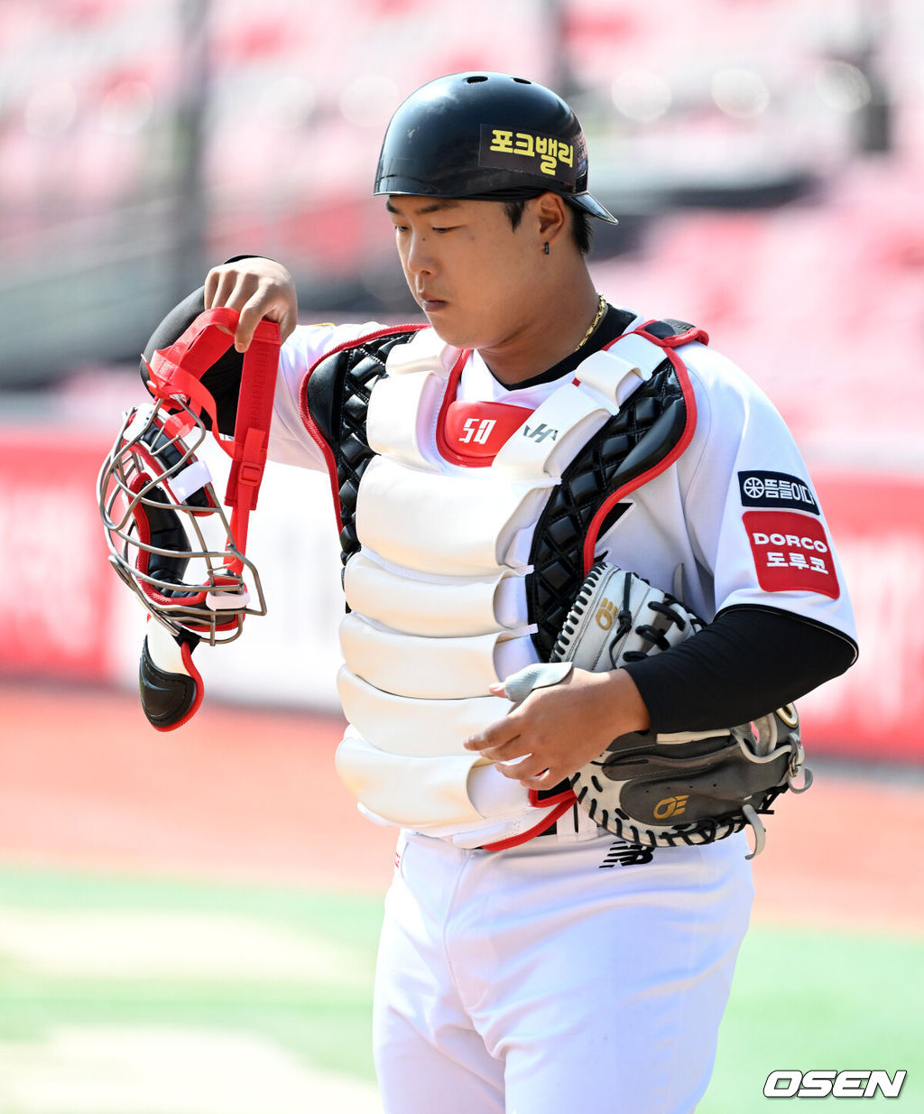 11일 오후 수원KT위즈파크에서 2025 신한 SOL뱅크 KBO 리그 시범경기 KT 위즈와 키움 히어로즈의 경기가 열렸다.KBO리그 10개 구단은 오는 18일까지 시범경기 10경기를 소화한다. 2025시즌 개막전은 오는 22일 개최된다. 개막전 매치업은 LG-롯데(서울 잠실구장), KIA-NC(광주-기아챔피언스필드), SSG-두산(인천 SSG랜더스필드), KT-한화(수원 KT위즈파크), 삼성-키움(대구 삼성라이온즈파크)이다.1회초 KT 강백호가 경기를 준비하고 있다. 2025.03.11 / jpnews@osen.co.kr