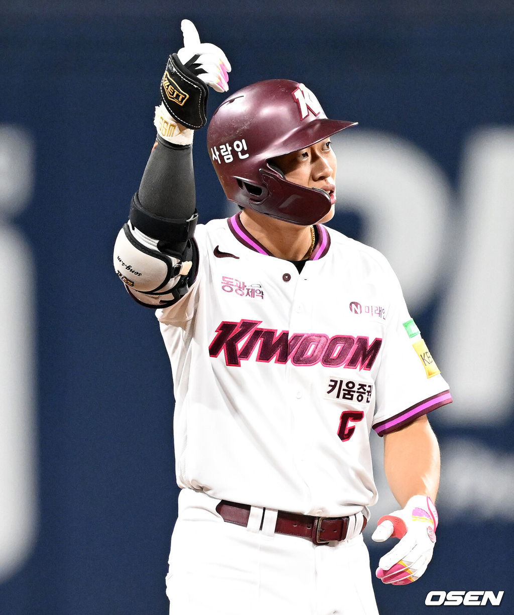 9일 오후 서울 고척스카이돔에서 2025 신한 SOL Bank KBO리그 키움 히어로즈와 LG 트윈스의 경기가 열렸다.키움은 알칸타라, LG는 톨허스트를 선발 투수로 내세웠다.6회말 무사 1,2루에서 키움 송성문이 우전 적시 2루타를 치고 환호하고 있다. 2025.09.09 /sunday@osen.co.kr