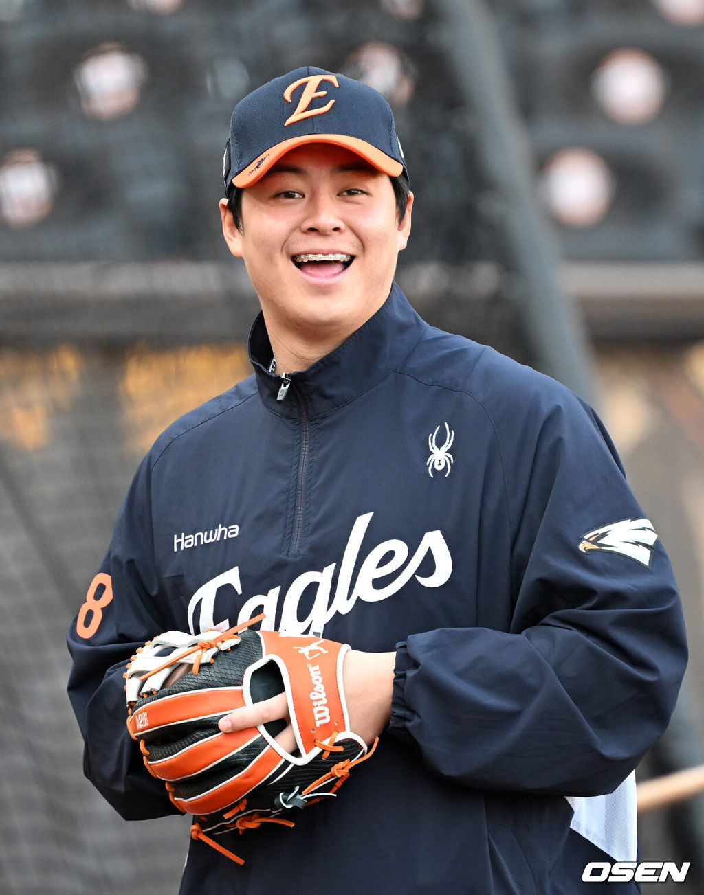 31일 대전 한화생명볼파크에서 2025 신한 SOL Bank KBO리그 포스트시즌 한국시리즈 5차전 한화 이글스와 LG 트윈스의 경기가 열렸다.이날 경기에 한화는 문동주를, LG는 톨허스트를 선발투수로 내세웠다. 경기에 앞서 한화 노시환이 캐치볼을 하며 미소짓고 있다.   2025.10.31 /sunday@osen.co.kr