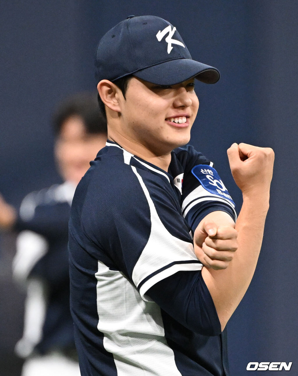 류지현 감독이 이끄는 야구 대표팀이 5일 고척스카이돔에서 훈련을 진행했다.대표팀은 오는 8일과 9일 고척스카이돔에서 열리는 2025 K-베이스볼 시리즈 체코 대표팀과의 2경기를 시작으로 15일과 16일 양일에 걸쳐 도쿄돔에서 일본 대표팀과 2경기를 치른다. 야구대표팀 문동주가 몸을 풀고 있다. 2025.11.05 /cej@osen.co.kr