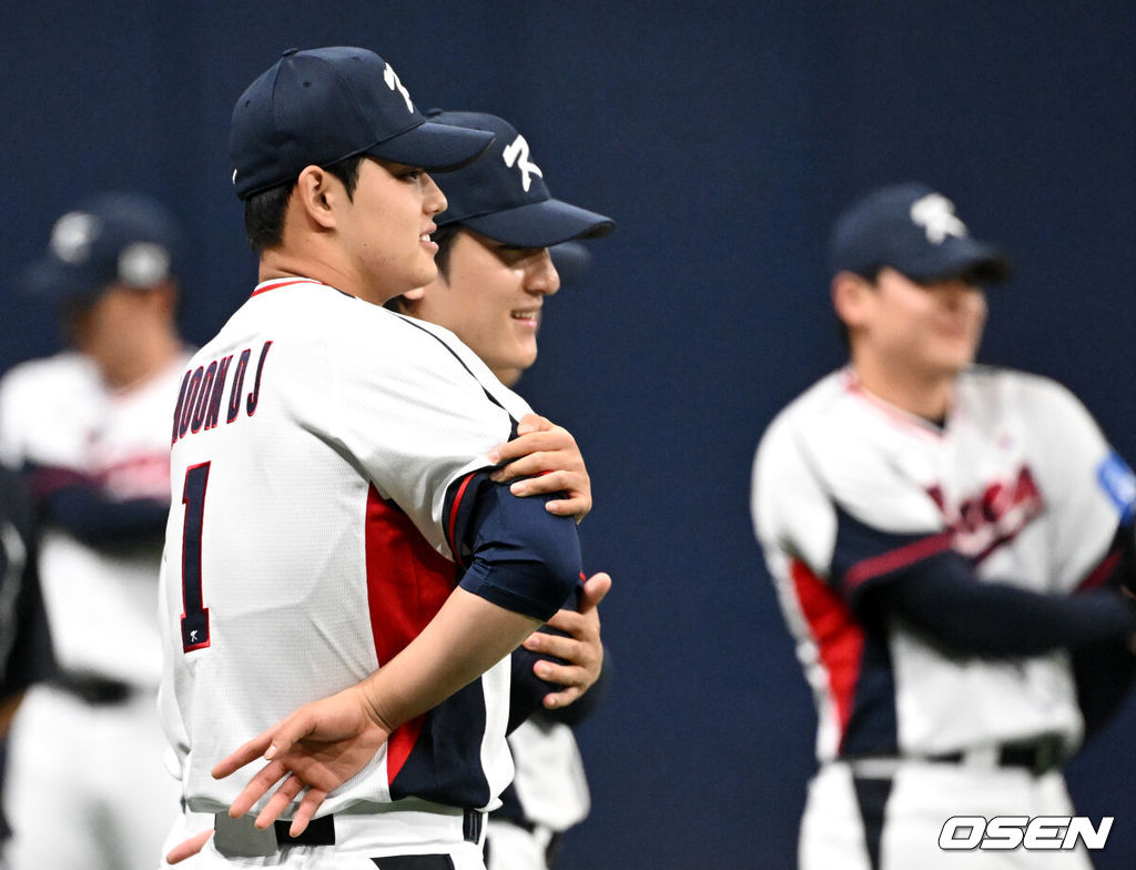 류지현 감독이 이끄는 야구 대표팀이 4일 고척스카이돔에서 훈련을 진행했다.대표팀은 오는 8일과 9일 고척스카이돔에서 열리는 2025 K-베이스볼 시리즈 체코 대표팀과의 2경기를 시작으로 15일과 16일 양일에 걸쳐 도쿄돔에서 일본 대표팀과 2경기를 치른다. 야구대표팀 문동주가 몸을 풀고 있다. 2025.11.04 /cej@osen.co.kr