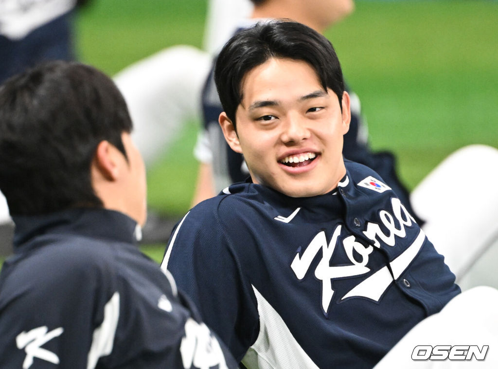 류지현 감독이 이끄는 야구 대표팀이 5일 고척스카이돔에서 훈련을 진행했다.대표팀은 오는 8일과 9일 고척스카이돔에서 열리는 2025 K-베이스볼 시리즈 체코 대표팀과의 2경기를 시작으로 15일과 16일 양일에 걸쳐 도쿄돔에서 일본 대표팀과 2경기를 치른다. 야구대표팀 문동주가 몸을 풀고 있다. 2025.11.05 /cej@osen.co.kr