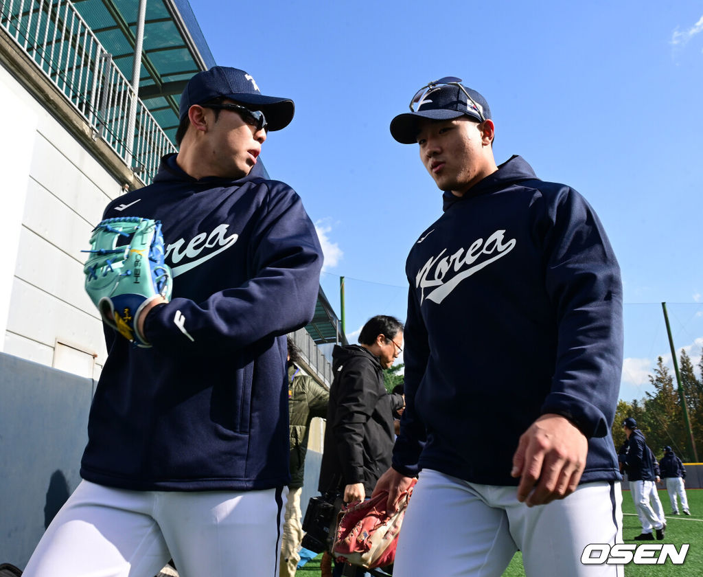 류지현 감독이 이끄는 야구대표팀이 2일 고양국가대표야구훈련장에서 소집, 첫 훈련을 진행했다.대표팀은 2일과 3일 고양국가대표야구훈련장에서 훈련을 진행하며, 4일부터는 서울 고척스카이돔으로 장소를 옮겨 12일 출국 전까지 훈련한다.2025 NAVER K-BASEBALL SERIES는 오는 8일과 9일 고척스카이돔에서 열리는 체코 대표팀과의 2경기로 시작되며 15일과 16일 양일에 걸쳐 도쿄돔에서 일본 대표팀과의 2경기가 예정되어 있다.  야구대표팀 김영웅, 안현민이 훈련을 준비하고 있다. 2025.11.02 /jpnews@osen.co.kr