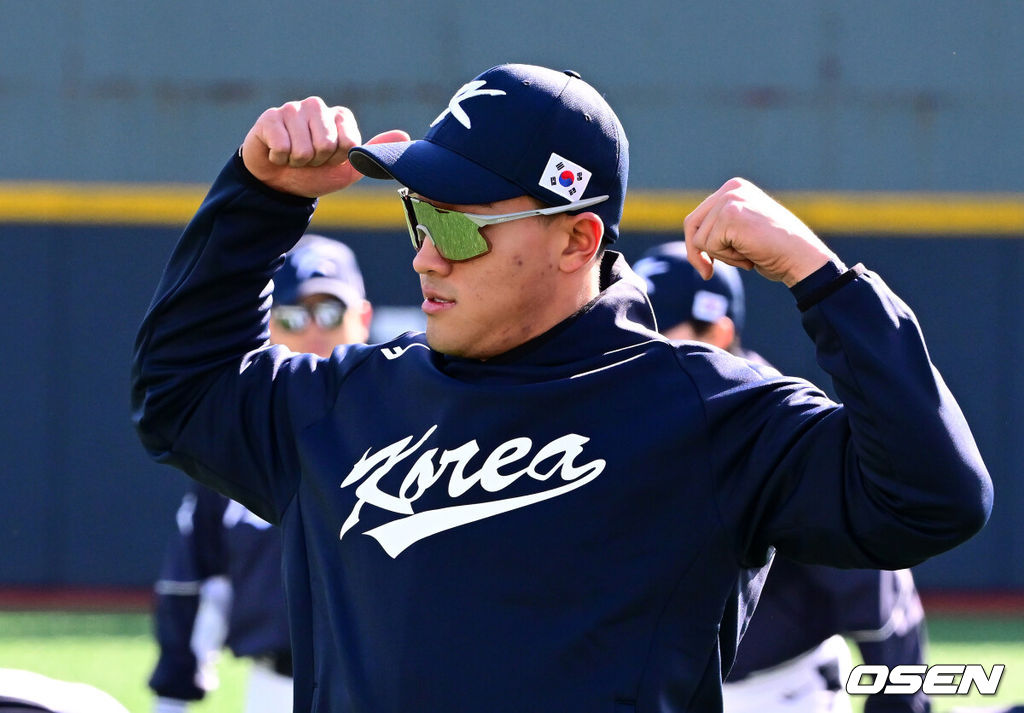 류지현 감독이 이끄는 야구대표팀이 2일 고양국가대표야구훈련장에서 소집, 첫 훈련을 진행했다.대표팀은 2일과 3일 고양국가대표야구훈련장에서 훈련을 진행하며, 4일부터는 서울 고척스카이돔으로 장소를 옮겨 12일 출국 전까지 훈련한다. 2025 NAVER K-BASEBALL SERIES는 오는 8일과 9일 고척스카이돔에서 열리는 체코 대표팀과의 2경기로 시작되며 15일과 16일 양일에 걸쳐 도쿄돔에서 일본 대표팀과의 2경기가 예정되어 있다.  야구대표팀 안현민이 훈련을 하고 있다. 2025.11.02 /jpnews@osen.co.kr