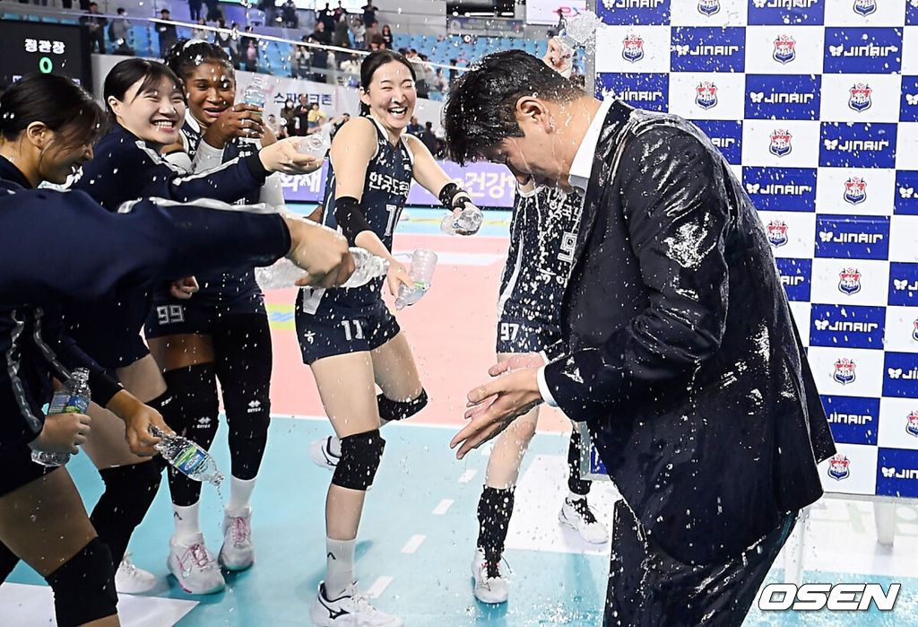 5일 김천실내체육관에서 진에어 2025-2026시즌 V리그 여자부 한국도로공사와 정관장의 경기가 열렸다. '쿠바 특급' 실바와 득점왕 경쟁을 펼치고 있는 '카메룬 괴물' 모마가 얼마나 많은 득점을 보여줄지 기대된다.한국도로공사 김종민 감독이 200승을 기록하고 선수들의 축하 물세례를 받고 있다. 2025.11.05 / foto0307@osen.co.kr
