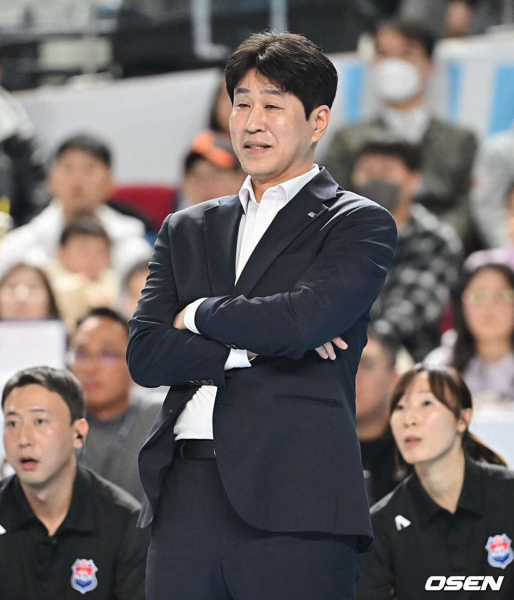 5일 김천실내체육관에서 진에어 2025-2026시즌 V리그 여자부 한국도로공사와 정관장의 경기가 열렸다. '쿠바 특급' 실바와 득점왕 경쟁을 펼치고 있는 '카메룬 괴물' 모마가 얼마나 많은 득점을 보여줄지 기대된다.한국도로공사 김종민 감독이 미소짓고 있다. 2025.11.05 / foto0307@osen.co.kr