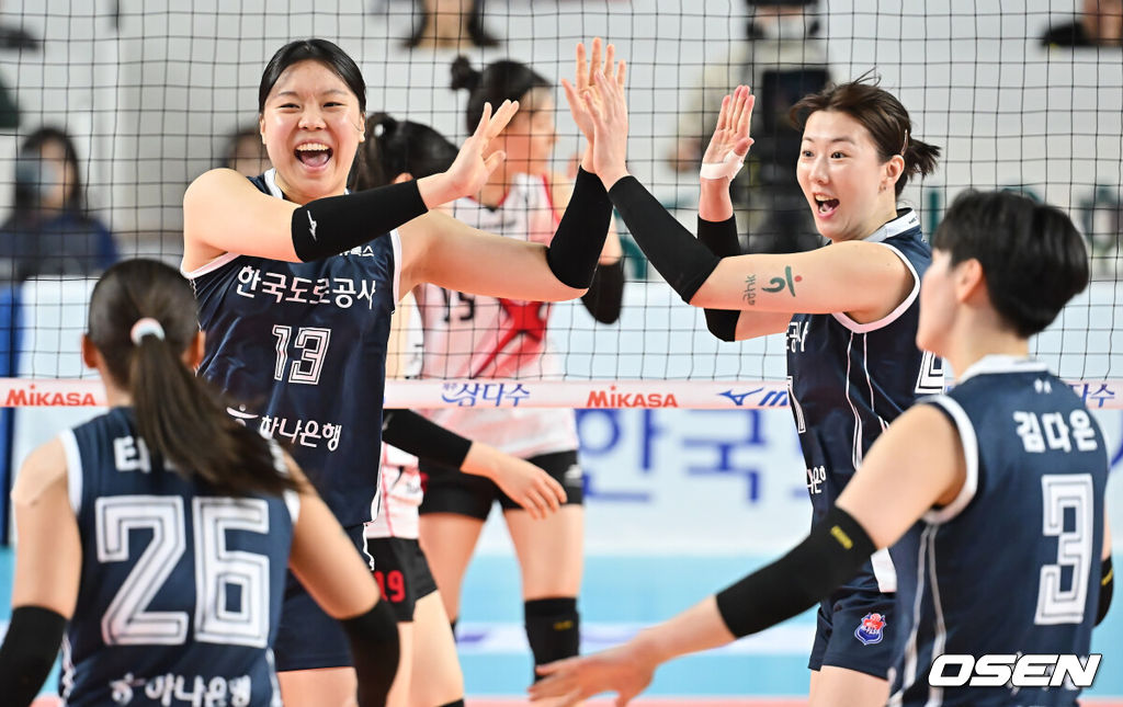 5일 김천실내체육관에서 진에어 2025-2026시즌 V리그 여자부 한국도로공사와 정관장의 경기가 열렸다. '쿠바 특급' 실바와 득점왕 경쟁을 펼치고 있는 '카메룬 괴물' 모마가 얼마나 많은 득점을 보여줄지 기대된다.한국도로공사 이지윤이 블로킹 득점을 올리고 강소휘와 기쁨을 나누고 있다. 2025.11.05 / foto0307@osen.co.kr