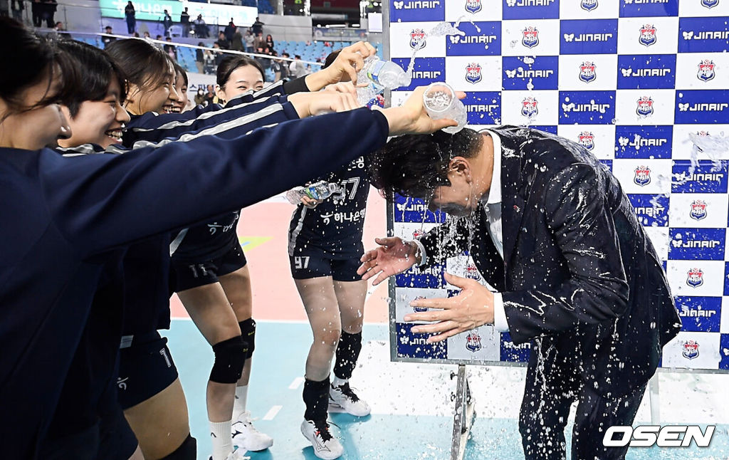 5일 김천실내체육관에서 진에어 2025-2026시즌 V리그 여자부 한국도로공사와 정관장의 경기가 열렸다. '쿠바 특급' 실바와 득점왕 경쟁을 펼치고 있는 '카메룬 괴물' 모마가 얼마나 많은 득점을 보여줄지 기대된다.한국도로공사 김종민 감독이 200승을 기록하고 선수들의 축하 물세례를 받고 있다. 2025.11.05 / foto0307@osen.co.kr