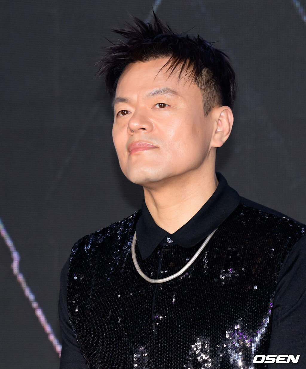 27일 오전 서울 강남구 SJ쿤스트할레에서 Mnet ‘월드 오브 스트릿 우먼 파이터’ 제작발표회가 열렸다.‘월드 오브 스우파’는 Mnet 메가 히트작 ‘스트릿 우먼 파이터’의 세 번째 시즌으로, 한국을 포함해 뉴질랜드, 미국, 일본, 호주까지 총 5개국 국가대항전으로 시청자들을 만날 예정이다. Mnet ‘월드 오브 스우파’는 오는 5월 27일(화) 오후 10시 첫 방송된다. 박진영이 취재진의 질문을 듣고 있다. 2025.05.27 /sunday@osen.co.kr