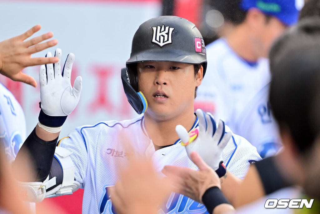 8일 오후 수원 KT위즈파크에서 ‘2025 신한 SOL BANK KBO리그’ KT 위즈와 삼성 라이온즈의 경기가 진행됐다.이날 KT는 소형준을, 삼성은 원태인을 선발투수로 내세웠다.2회말 KT 선두타자 강백호가 동점 솔로홈런을 날리고 동료들의 축하를 받고 있다.   2025.08.08 / soul1014@osen.co.kr