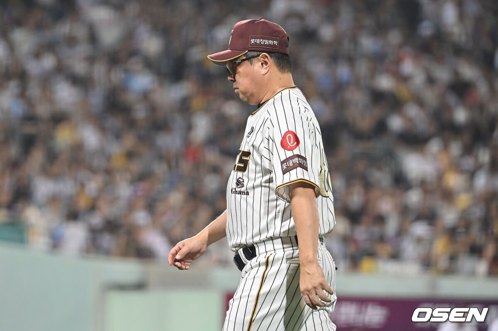 25일 울산 문수야구장에서 2025 신한 SOL 뱅크 KBO 리그 롯데 자이언츠와 LG 트윈스의 경기가 열렸다. 홈팀 롯데는 감보아가, 방문팀 LG는 손주영이 선발로 나섰다.롯데 자이언츠 김태형 감독이 3회말 1루수 땅볼을 치고 빠진 볼에 어깨부위를 맞으며 베이스를 밟지 못해 아웃된 손성빈의 상황을 파악하고 비디오 판독을 요청후 들어가가고 있다. 2025.09.25 / foto0307@osen.co.kr