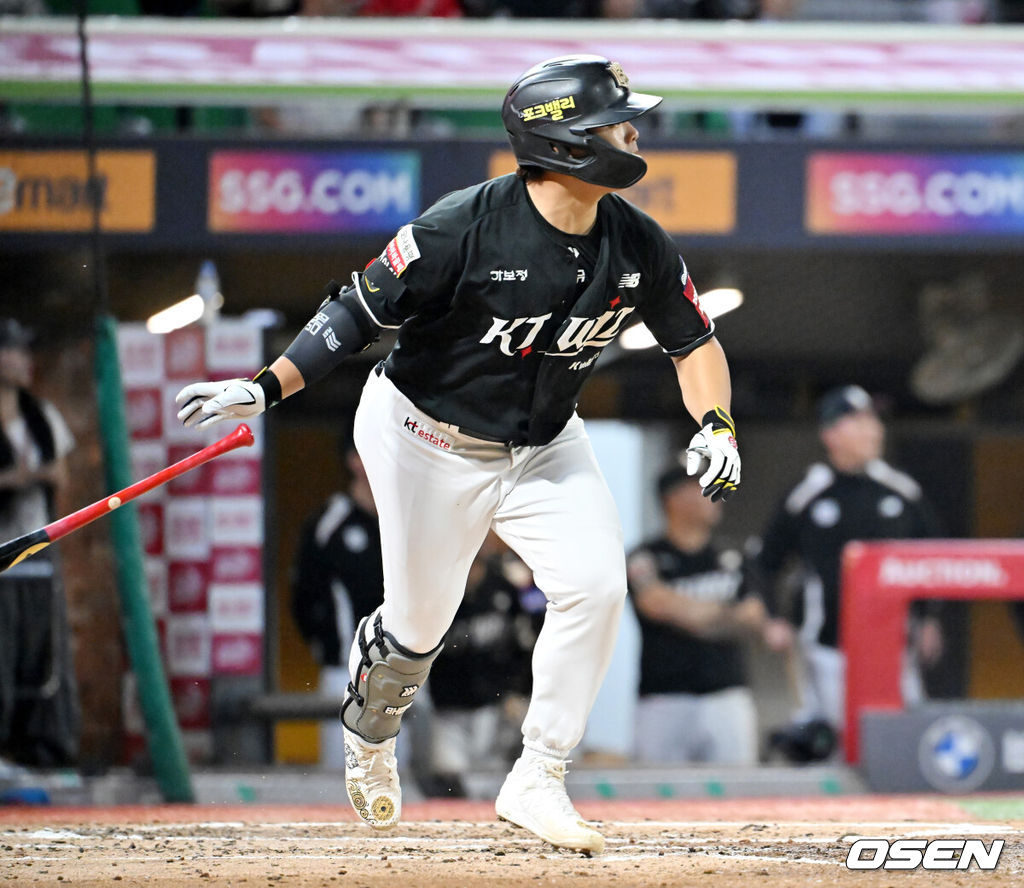 25일 오후 인천 SSG랜더스필드에서 ‘2025 신한 SOL BANK KBO리그’ SSG 랜더스와 KT 위즈의 경기가 진행됐다.이날 경기에서 SSG은 문승원을, KT는 패트릭을 선발투수로 내세웠다.3회초 1사 주자 만루 KT 강백호가 좌중간 선취 3타점 적시 2루타를 때리고 있다. 2025.09.25 / rumi@osen.co.kr