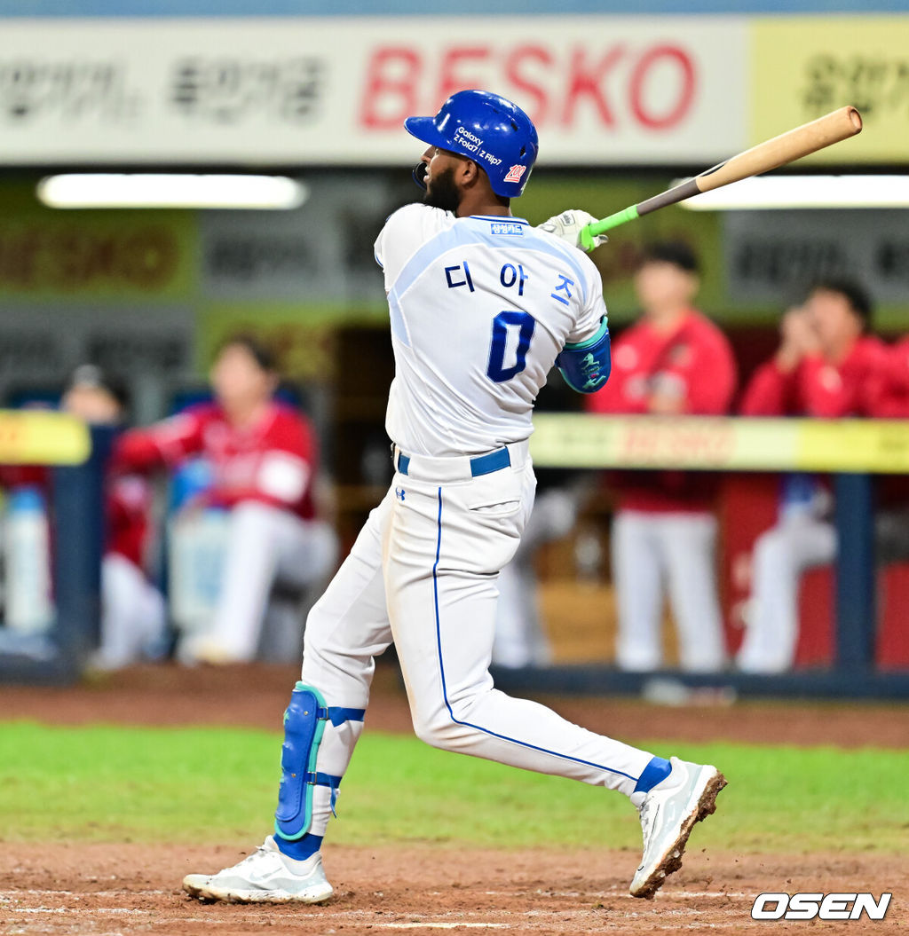 프로야구 삼성 라이온즈가 약속의 8회를 연출했다. 외국인 타자 르윈 디아즈와 이재현의 백투백 홈런을 앞세워 SSG 랜더스를 꺾고 플레이오프 진출에 성공했다. 삼성은 14일 대구삼성라이온즈파크에서 열린 SSG와의 준플레이오프 4차전에서 8회 디아즈와 이재현의 백투백 홈런에 힘입어 5-2로 승리했다. 이로써 시리즈 전적 3승 1패로 플레이오프 진출 티켓을 거머 쥐었다. 8회말 2사 1루 삼성 디아즈가 결승 2점 홈런을 날리고 있다.   2025.10.14 / soul1014@osen.co.kr