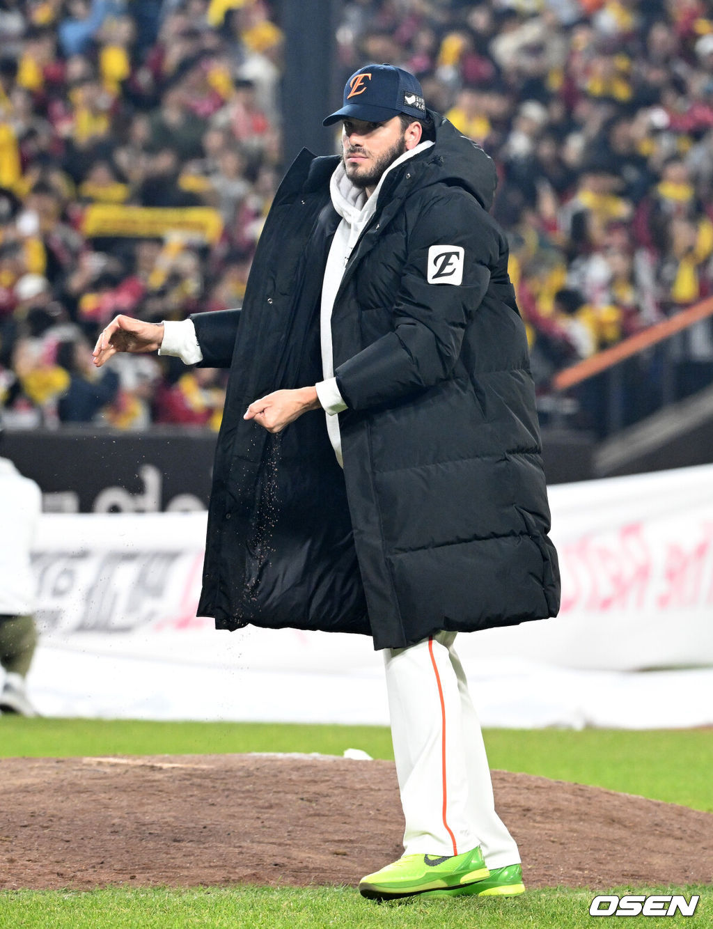 이변은 없었다. 2025시즌 우승팀은 무적 LG 트윈스다. 프로야구 LG 트윈스는 31일 대전 한화생명볼파크에서 열린 2025 신한 SOL뱅크 KBO 한국시리즈(7전 4선승제) 한화 이글스와의 5차전에서 4-1로 승리했다.정규시즌 1위 LG는 시리즈 전적 4승 1패로 통합우승 금자탑을 쌓았다. LG의 통합우승은 1990년, 1994년, 2023년에 이은 통산 4번째로, 염경엽 감독은 2023년 부임 후 3년 사이 팀을 두 차례나 정상에 올려놓는 위대한 업적을 달성했다. 2023년 1위, 2024년 3위, 2025년 1위로 KBO리그에 트윈스 왕조 시대를 활짝 열었다. 반면 2위 한화는 플레이오프를 거쳐 2006년 이후 19년 만에 한국시리즈 무대를 밟았지만, LG의 벽을 넘지 못하며 1999년 이후 26년 만에 통산 두 번째 우승이 무산됐다. 경기 종료 후 한화 폰세가 마운드 흙을 가져가고 있다. 2025.10.31 /sunday@osen.co.kr