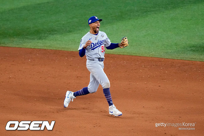 [사진] LA 다저스 무키 베츠가 월드시리즈 7차전 우승 순간 기뻐하고 있다. ⓒGettyimages(무단전재 및 재배포 금지)