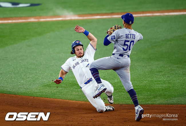 [사진] LA 다저스 유격수 무키 베츠(오른쪽)가 월드시리즈 7차전 연장 11회 토론토 알레한드로 커크의 유격수 땅볼 때 직접 2루를 밟은 뒤 1루로 송구하고 있다. ⓒGettyimages(무단전재 및 재배포 금지)
