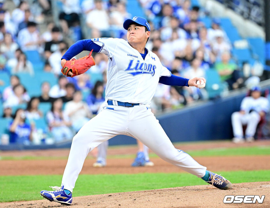 6일 대구삼성라이온즈파크에서 ‘2025 신한 SOL Bank KBO리그’ 삼성 라이온즈와 한화 이글스의 경기가 열렸다.홈팀 삼성은 이승현, 방문팀 한화는 문동주를 선발로 내세웠다.2회초 삼성 선발 이승현이 힘차게 공을 뿌리고 있다. 2025.09.06 / dreamer@osen.co.kr