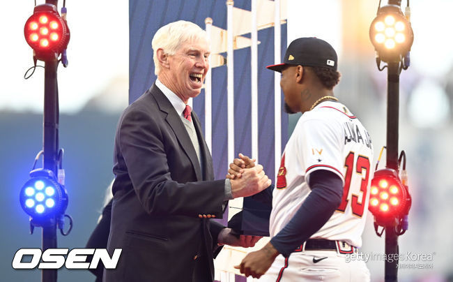 [사진] 애틀랜타 테리 맥거크 회장과 로널드 아쿠냐 주니어. ⓒGettyimages(무단전재 및 재배포 금지)