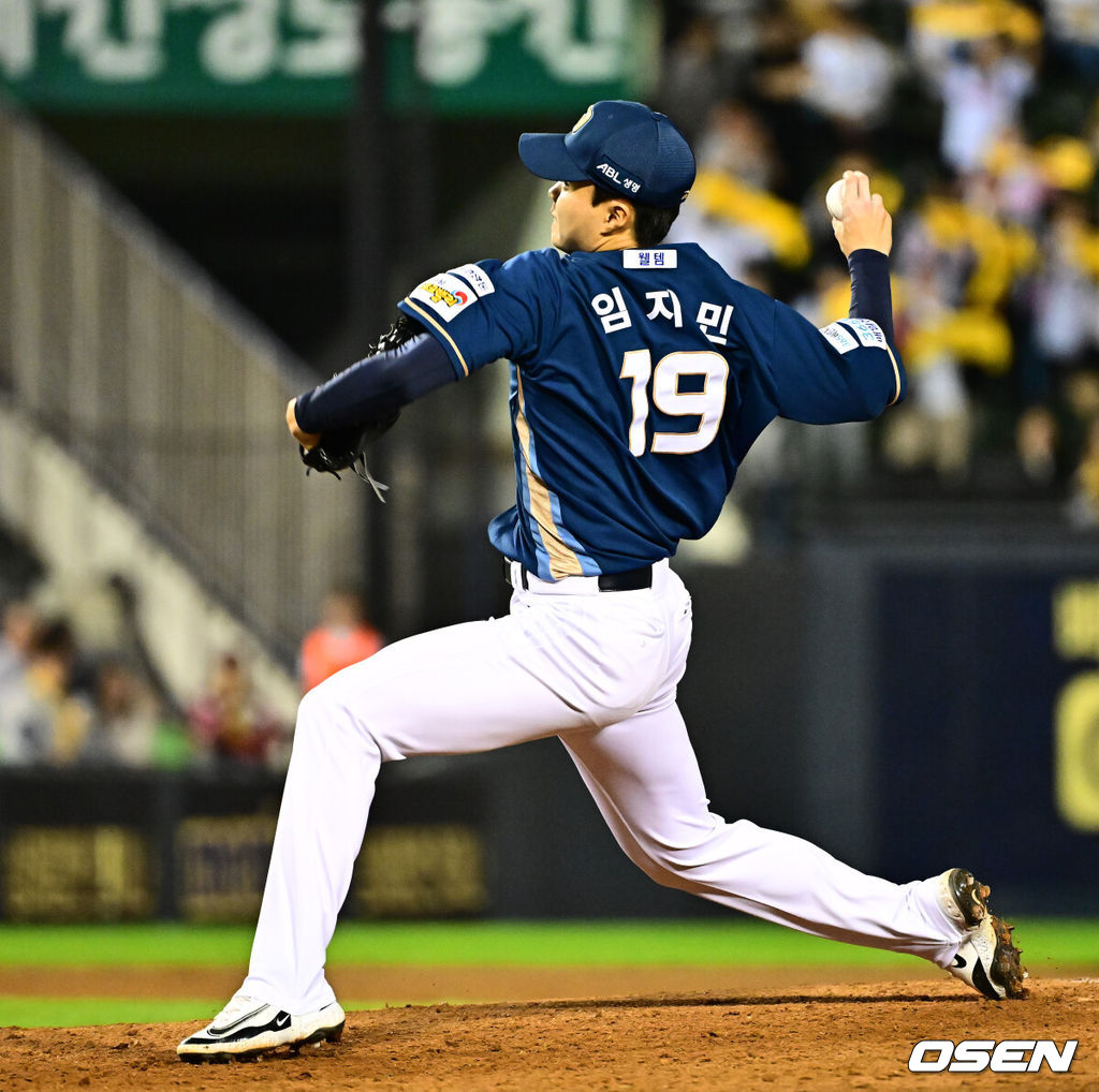 1일 서울 잠실구장에서 ‘2025 신한 SOL Bank KBO리그’ LG 트윈스와 NC 다이노스의 경기가 열렸다.LG는 우승 매직넘버 ‘1’을 남겨두고 있다. 시즌 마지막 경기에서 우승 샴페인을 터뜨릴 수 있다. NC는 전날 KT에 9-4 승리를 거두며 5위로 올라섰다. 6위 KT에 승차없이 승률에 앞선 5위다. 8회말 NC 임지민이 역투하고 있다. 2025.10.01 /jpnews@osen.co.kr