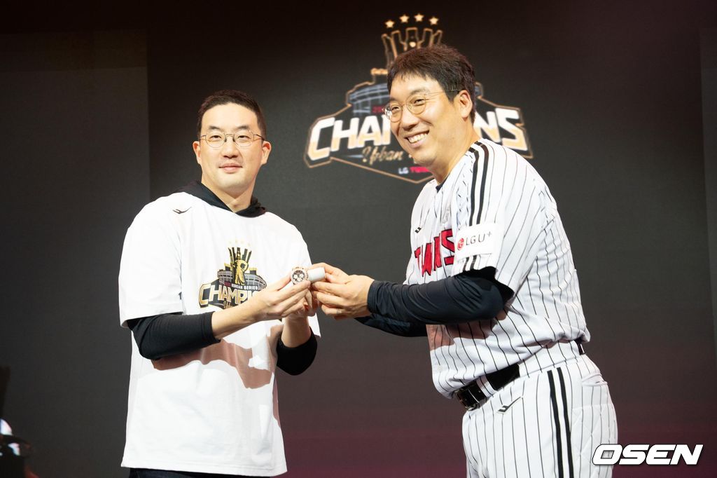 구광모 LG그룹 회장이 한국시리즈 MVP 김현수에게 롤렉스 시계를 전달하고 있다. / LG 트윈스 제공