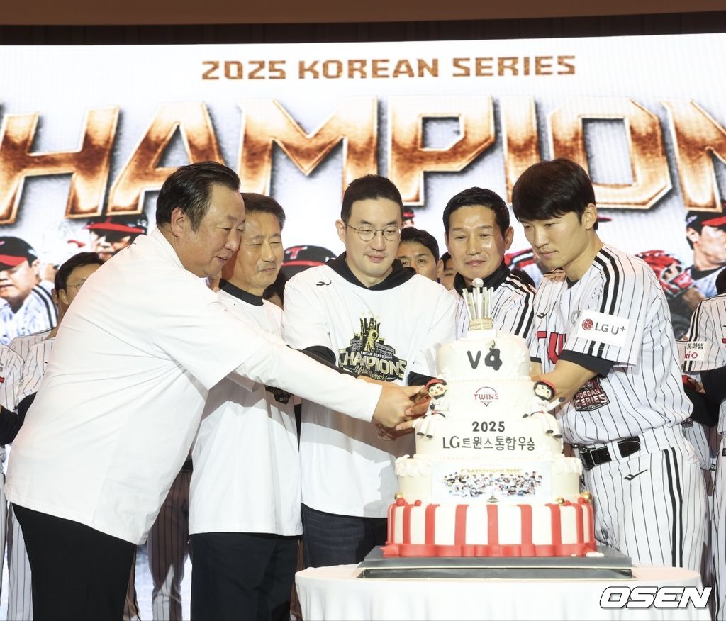 LG 트윈스 통합 우승 기념 행사. 왼쪽부터 김인석 LG 트윈스 대표이사, 염경엽 감독, 구광모 LG그룹 회장, 주장 박해민, 차명석 단장 / LG 트윈스 제공