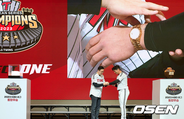 2023년 통합우승 기념 행사에서 구광모 구단주가 한국시리즈 MVP 오지환에게 롤렉스 시계를 채워주고 있다. / LG 트윈스 제공