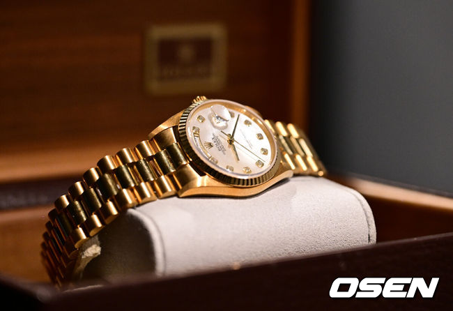 LG 트윈스가 29년 만에 한국시리즈 우승을 차지했다. LG는 13일 서울 잠실구장에서 열린 2023 KBO리그 한국시리즈(7전 4선승제) 5차전 KT와 경기에서 6-2로 승리했다. 이로써 LG는 1차전을 패한 후 4연승을 거두며 한국시리즈 우승을 차지했다. 금고 속에 잠들어 있던 롤렉스 시계가 공개되고 있다.2023.11.13 / jpnews.osen.co.kr