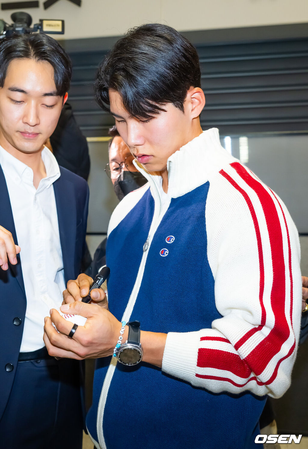 미국프로야구 메이저리그(MLB) LA 다저스의 김혜성이 6일 오후 인천국제공항을 통해 귀국했다.김혜성은 메이저리그 진출 첫 해 우승반지를 거머쥐는 영광을 누렸다. 한국인 메이저리거 야수로는 역대 최초로 월드시리즈 우승반지를 차지한 김혜성은 올해 71경기 출전, 타율 0.280(161타수 45안타), 3홈런 17타점 19득점, 13도루(1실패), 출루율 0.314 장타율 0.385, OPS 0.699의 기록으로 정규시즌을 마무리했다.김혜성이 입국장 앞에서 팬들에게 사인을 해주고 있다. 2025.11.06 /rumi@osen.co.kr