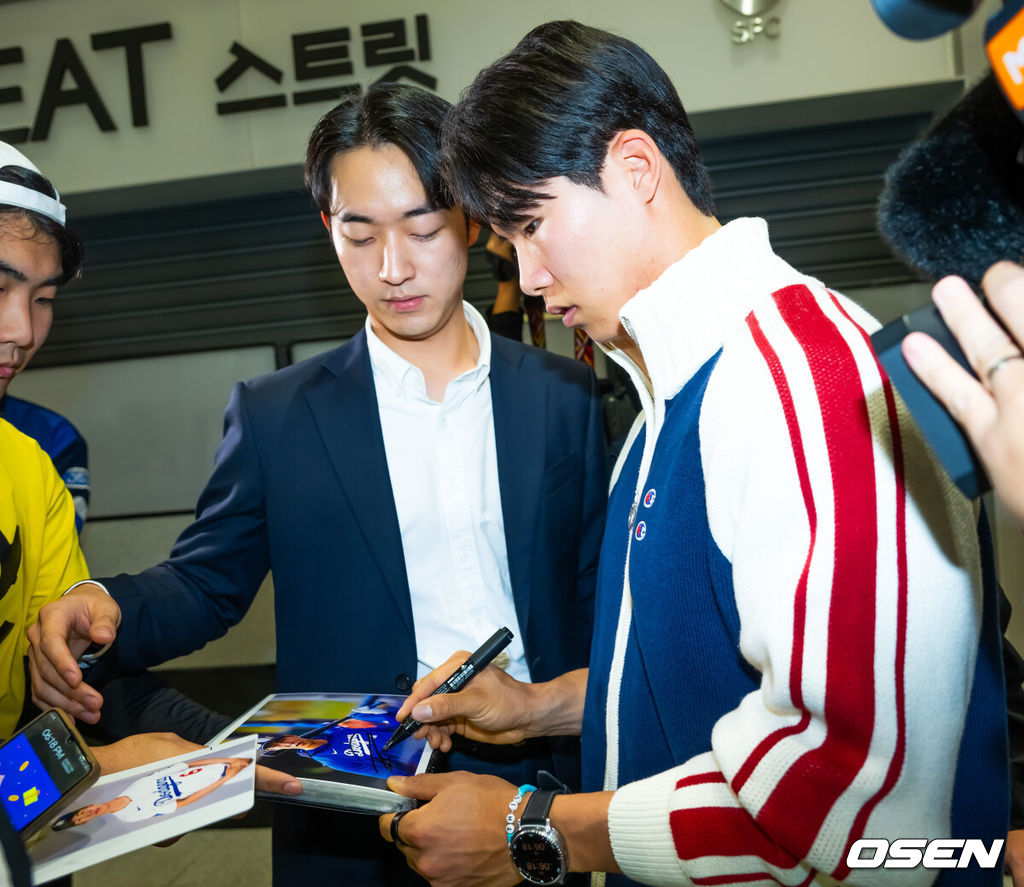 미국프로야구 메이저리그(MLB) LA 다저스의 김혜성이 6일 오후 인천국제공항을 통해 귀국했다.김혜성은 메이저리그 진출 첫 해 우승반지를 거머쥐는 영광을 누렸다. 한국인 메이저리거 야수로는 역대 최초로 월드시리즈 우승반지를 차지한 김혜성은 올해 71경기 출전, 타율 0.280(161타수 45안타), 3홈런 17타점 19득점, 13도루(1실패), 출루율 0.314 장타율 0.385, OPS 0.699의 기록으로 정규시즌을 마무리했다.김혜성이 입국장 앞에서 팬들에게 사인을 해주고 있다. 2025.11.06 /rumi@osen.co.kr