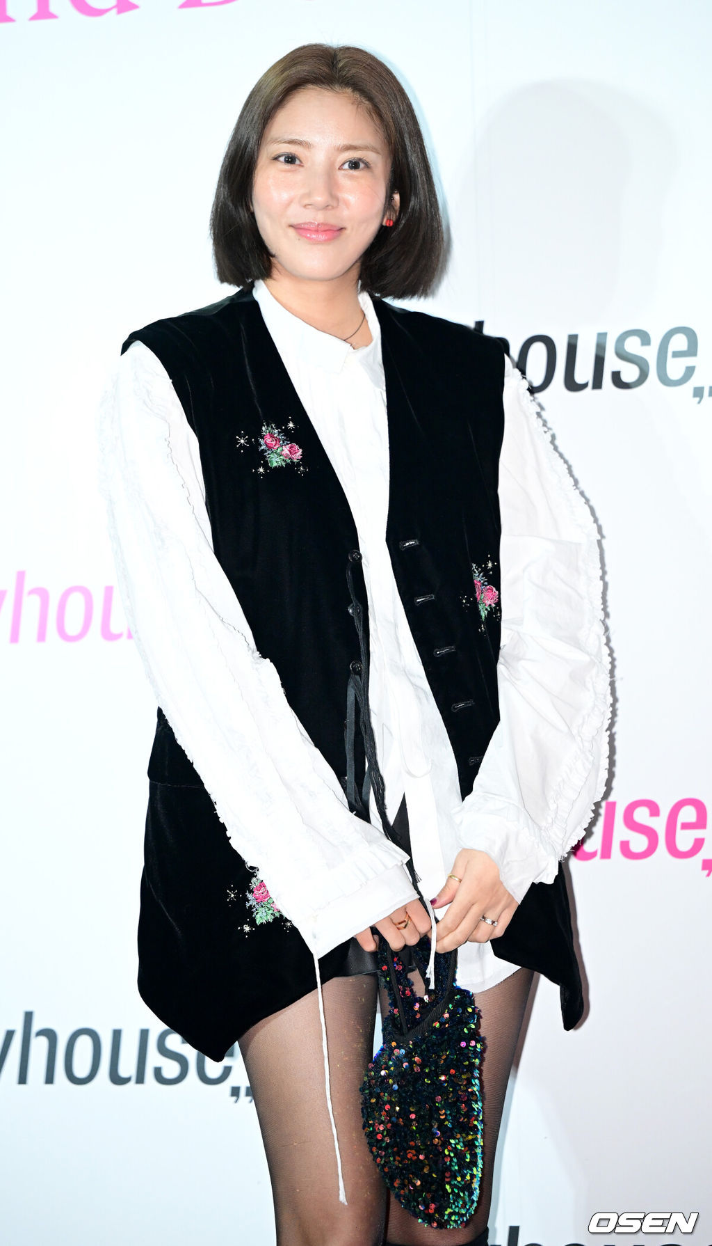 5일 오후 서울 청담동 제니하우스 청담힐에서 자선 기부 파티가 열렸다.<br /><br />가수 손담비가 행사에 참석해 포즈를 취하고 있다. 2023.12.05 / dreamer@osen.co.kr