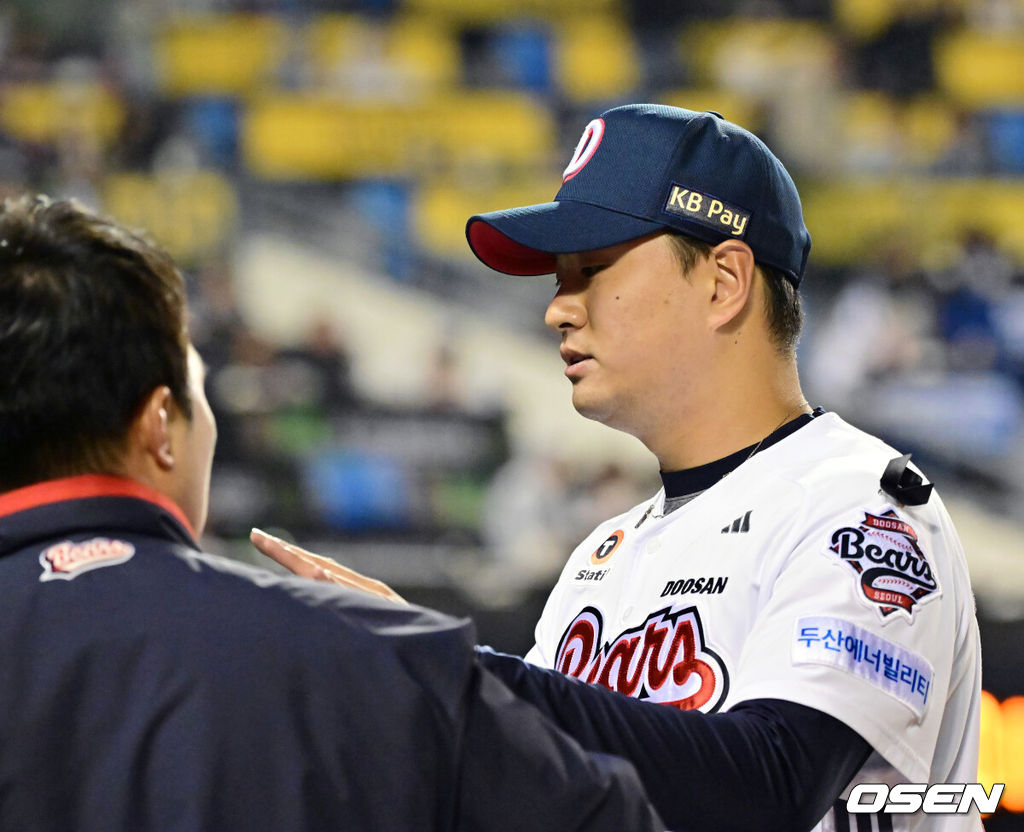 2일 오후 서울 잠실야구장에서 2025 신한 SOL Bank KBO리그 두산 베어스와 키움 히어로즈의 경기가 열렸다.이날 두산은 최승용, 키움은 윤현을 선발로 내세웠다.7회초를 마친 두산 이영하가 덕아웃으로 향하며 하이파이브를 하고 있다. 2025.04.02 / rumi@osen.co.kr