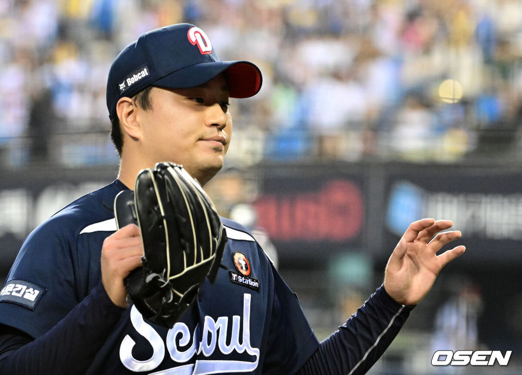 21일 오후 서울 잠실구장에서 ‘2025 신한 SOL Bank KBO리그’ LG 트윈스와 두산 베어스의 경기가 열렸다.LG는 에르난데스, 두산은 곽빈이 선발로 나섰다.8회말 수비를 마친 두산 이영하가 더그아웃으로 향하고 있다. 2025.06.21 /jpnews@osen.co.kr