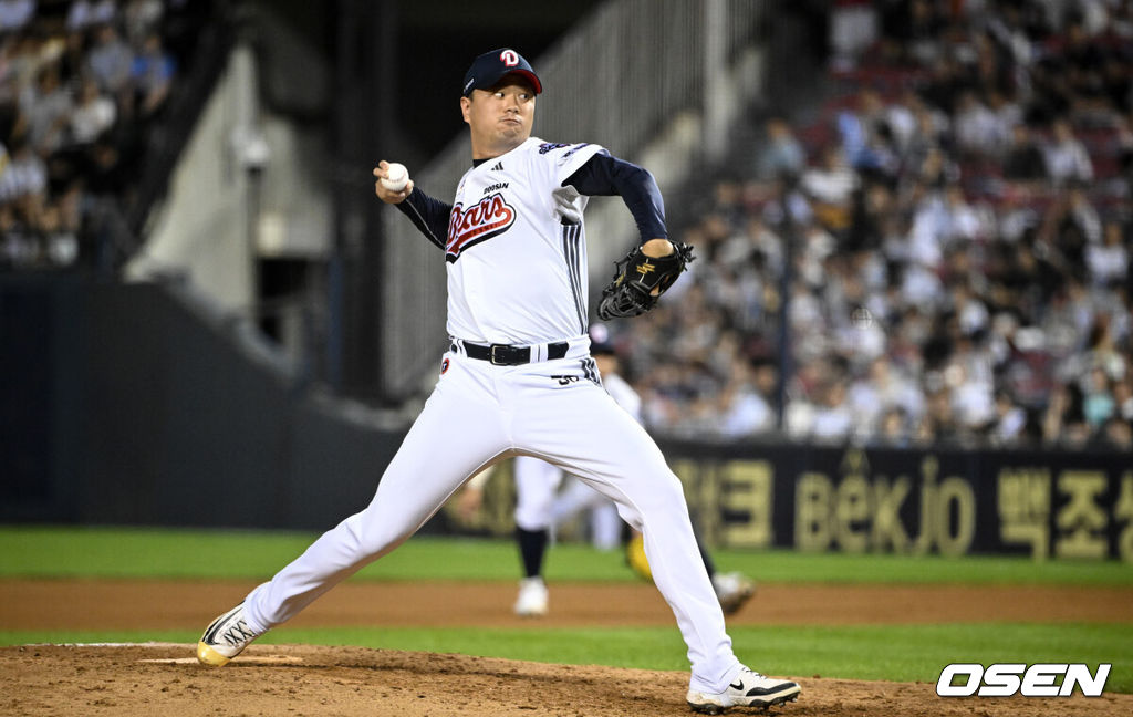 22일 오후 서울 잠실야구장에서 2025 신한 SOL Bank KBO리그 두산 베어스와 한화 이글스의 경기가 열렸다.이날 두산은 잭로그, 한화는 문동주를 선발로 내세웠다.8회초 두산 이영하가 역투하고 있다. 2025.07.22 /cej@osen.co.kr