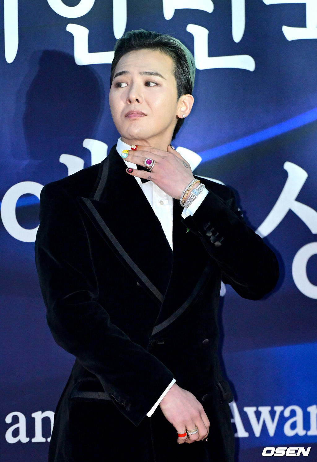 23일 오후 서울 장충동 국립극장 해오름극장에서 '2025 대한민국 대중문화예술상' 레드카펫 행사가 열렸다.올해로 16회를 맞이한 '대중문화예술상'은 대중문화예술인들의 사회적 위상과 창작 의욕을 높이고, 대중문화예술산업 발전에 이바지한 이들의 공을 기리고자 마련된 대중문화예술 분야 최고 권위의 정부 포상이다.가수 지드래곤이 포토타임을 하고 있다. 2024.10.23 / dreamer@osen.co.kr