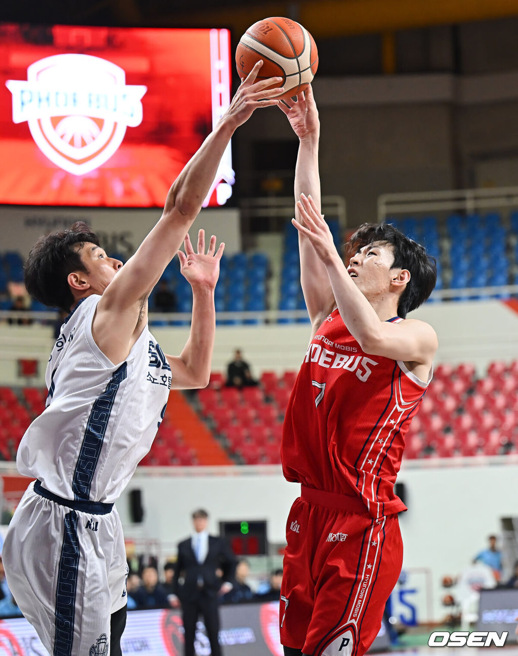 6일 울산 동천체육관에서 2025-2026 LG전자 프로농구 울산 현대모비스와 고양 소노의 경기가 열렸다. 3연패에서 벗어난 현대모비스는 소노를 상대로 시즌 첫 승의 기억을 재현하려 하고, 소노는 시즌 개막전 패배를 설욕함과 동시에 분위기 반전을 노린다.울산 현대모비스 서명진이 고양 소노 최승욱의 마크를 피해 골밑슛을 시도하고 있다. 2025.11.06 / foto0307@osen.co.kr