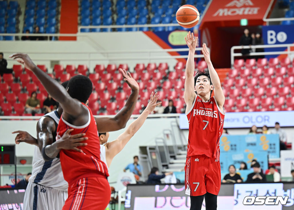6일 울산 동천체육관에서 2025-2026 LG전자 프로농구 울산 현대모비스와 고양 소노의 경기가 열렸다. 3연패에서 벗어난 현대모비스는 소노를 상대로 시즌 첫 승의 기억을 재현하려 하고, 소노는 시즌 개막전 패배를 설욕함과 동시에 분위기 반전을 노린다.울산 현대모비스 서명진이 3점슛을 시도하고 있다. 2025.11.06 / foto0307@osen.co.kr