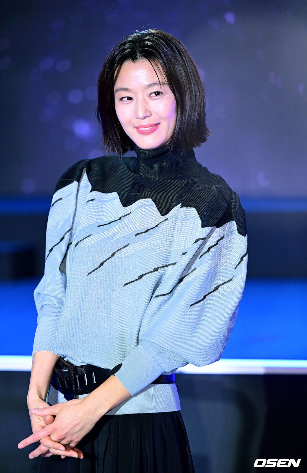 2일 서울 영등포 타임스퀘어 아트리움에서 디즈니+ 오리지널 시리즈 '북극성' 팬 쇼케이스가 열렸다.'북극성'은 유엔대사로서 국제적 명성을 쌓아온 '문주(전지현 분)'가 대통령 후보 피격 사건의 배후를 쫓는 가운데 그녀를 지켜야만 하는 국적불명의 특수요원 ‘산호(강동원 분)'와 함께 한반도를 위협하는 거대한 진실을 마주하는 이야기다.배우 전지현이 포즈를 취하고 있다. 2025.09.02 / dreamer@osen.co.kr