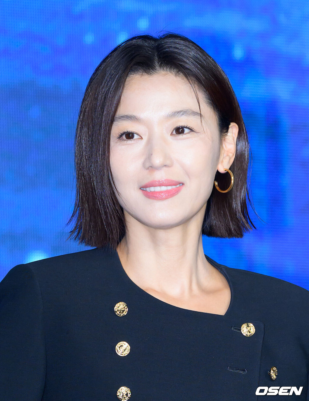 2일 서울 종로구 포시즌스 호텔 서울에서 디즈니+ 오리지널 시리즈 '북극성' 제작발표회가 열렸다.'북극성'은 유엔대사로서 국제적 명성을 쌓아온 '문주(전지현 분)'가 대통령 후보 피격 사건의 배후를 쫓는 가운데 그녀를 지켜야만 하는 국적불명의 특수요원 ‘산호(강동원 분)'와 함께 한반도를 위협하는 거대한 진실을 마주하는 이야기다.배우 전지현이 포토타임을 가지고 있다. 2025.09.02 /sunday@osen.co.kr