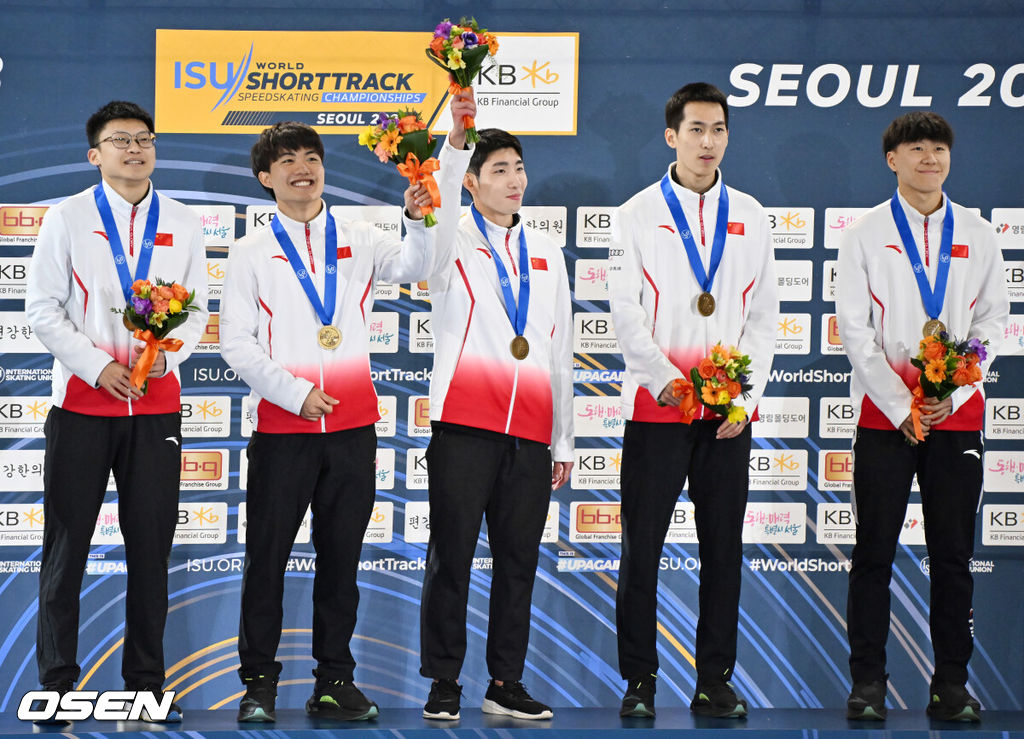 12일 서울 목동 아이스링크에서 '2023 KB금융 국제빙상경기연맹(ISU) 쇼트트랙 세계선수권대회' 본선 경기가 진행됐다.남자계주 5,000m에서 금메달을 거둔 중국의 린샤오쥔(한국 이름 임효준)이 동료들과 함께 포즈를 취하고 있다. 2023.03.12 / rumi@osen.co.kr