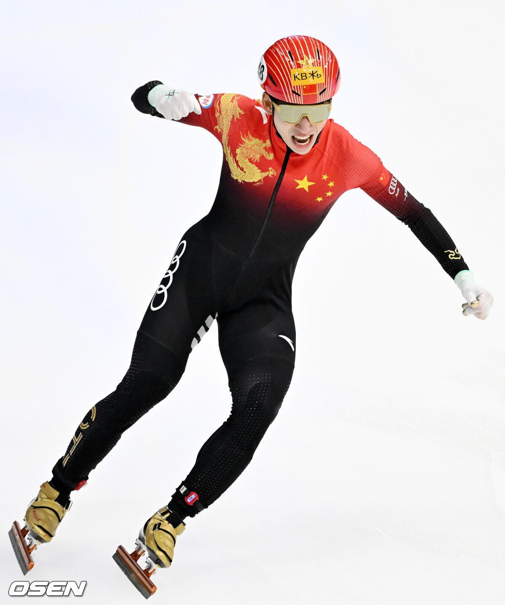 12일 서울 목동 아이스링크에서 '2023 KB금융 국제빙상경기연맹(ISU) 쇼트트랙 세계선수권대회' 본선 경기가 진행됐다.남자 5000m 계주 결승전에서 중국 린샤오쥔(한국명 임효준)이 가장 먼저 결승선을 통과하며 금메달을 따고 기뻐하고 있다. 2023.03.12 / rumi@osen.co.kr