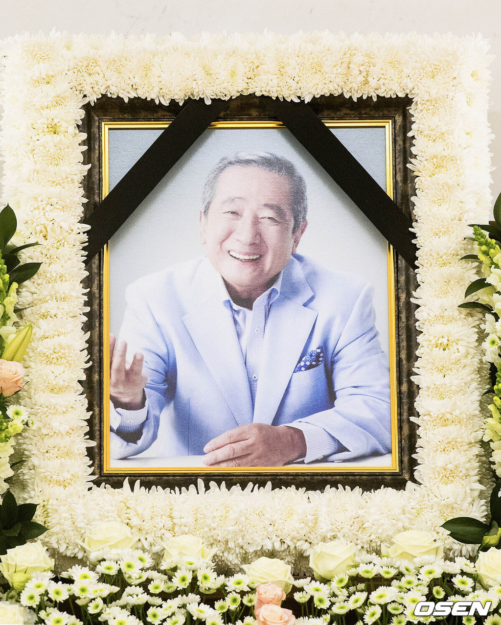 [OSEN=사진국] 고(故) 송재호 빈소가 8일 서울 강남구 삼성서울병원 장례식장에 마련됐다.원로 배우 송재호는 7일 오후 숙환으로 세상을 떠났다. 고인은 오랜 시간 지병으로 투병 생활을 해오다 최근 상태가 나빠진 것으로 알려졌다. 향년 83세.송재호는 1937년 평안남도 평양 태생으로 동아대학교 국어국문학과를 졸업하고 1959년 KBS 부산방송총국 성우로 데뷔했다. 이후 영화 ‘영자의 전성시대’ ‘꼬방동네 사람들’ ‘그 해 겨울은 따뜻했네’ ‘살인의 추억’ ‘그때 그 사람들’ ‘화려한 휴가’ ‘그대를 사랑합니다’ 등의 작품으로 대중에게 각인됐다. 국제사격연맹 심판 자격을 지닌 고인은 1988년 서울올림픽에 클레이 부문 심판으로도 참여, 대한사격연맹 이사로도 활동했다./ photo@osen.co.kr<사진=사진공동취재단>